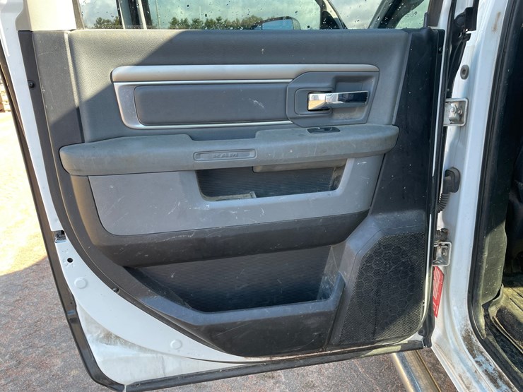 2014-dodge-ram-3500-image-48