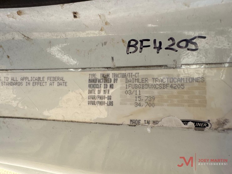 2012-freightliner-cascadia-day-cab-truck-tractor-image-19