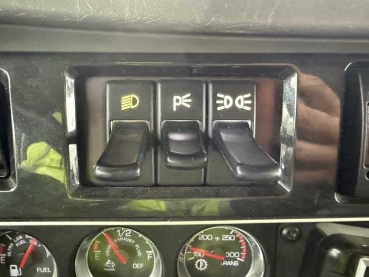 2015-kenworth-t440-image-30