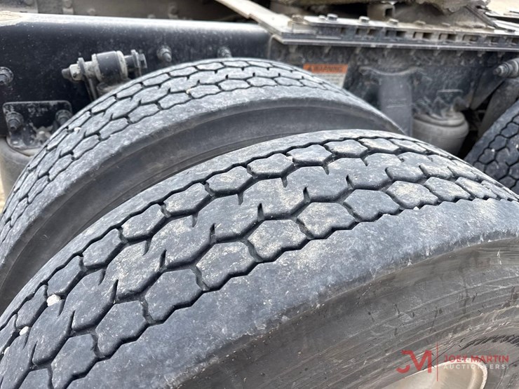 2015-freightliner-day-cab-truck-tractor-image-11