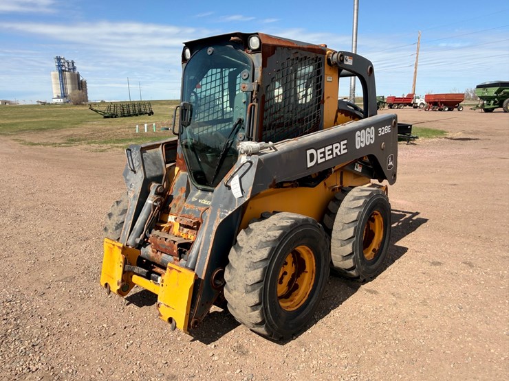 2014-deere-328e-image-1