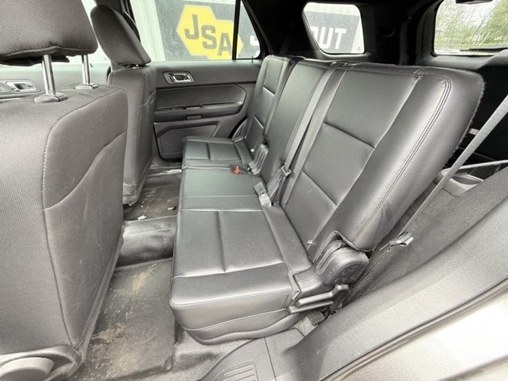 2017-ford-explorer-image-25