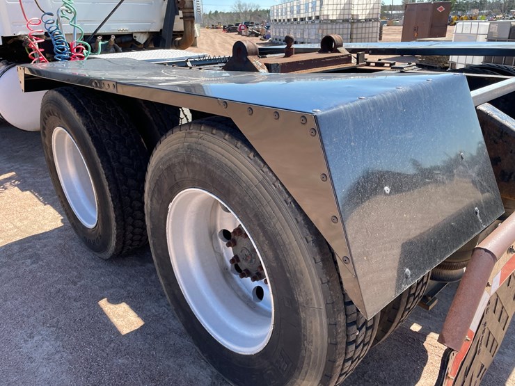 2005-volvo-10-image-25