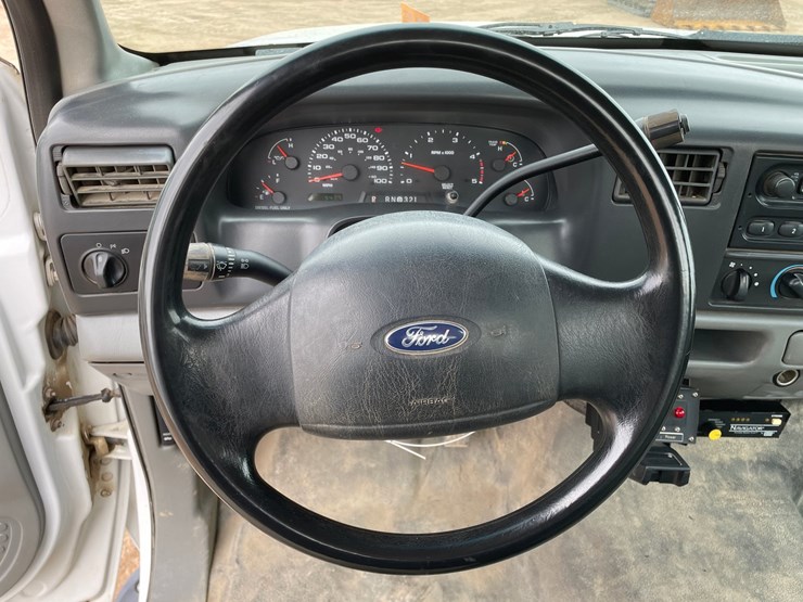 2004-ford-f550-image-32