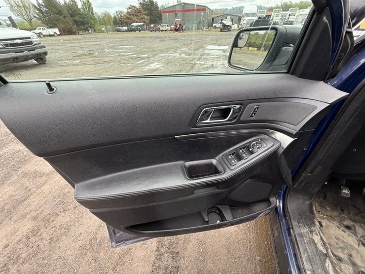 2017-ford-explorer-image-24