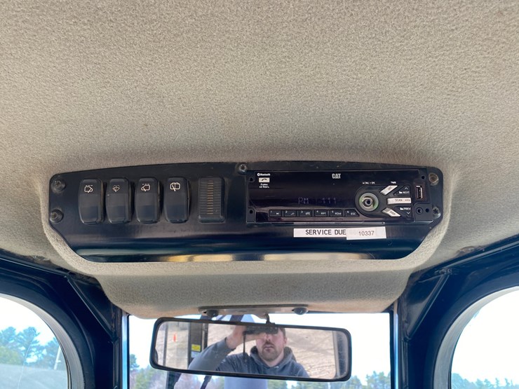 2016-caterpillar-d5k2-lgp-image-51