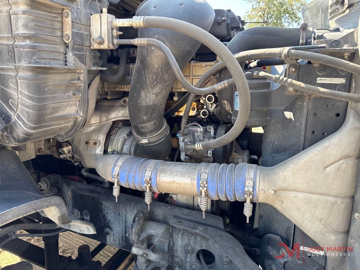 2012-freightliner-cascadia-day-cab-truck-tractor-image-10