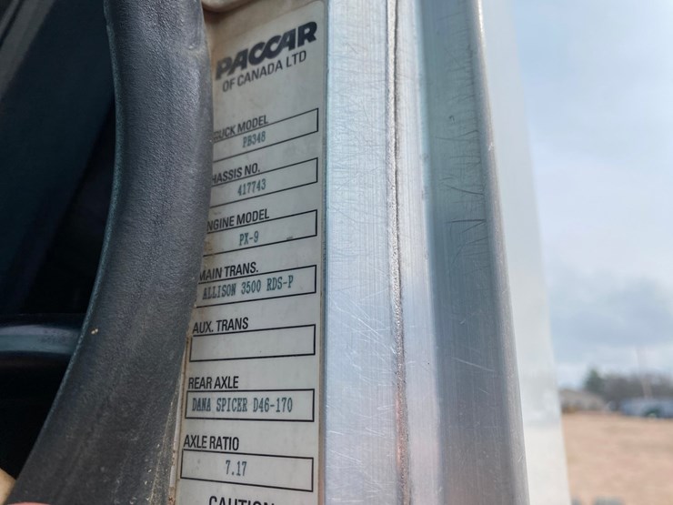2017-peterbilt-348-image-10