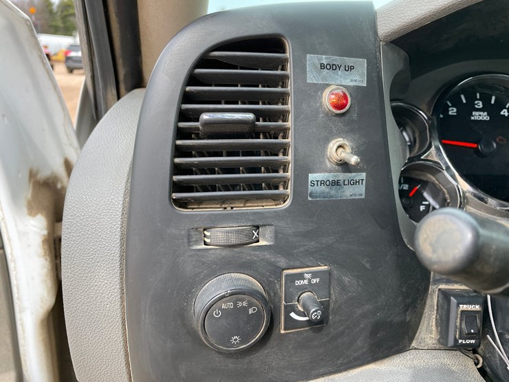 2011-chevrolet-3500-image-43