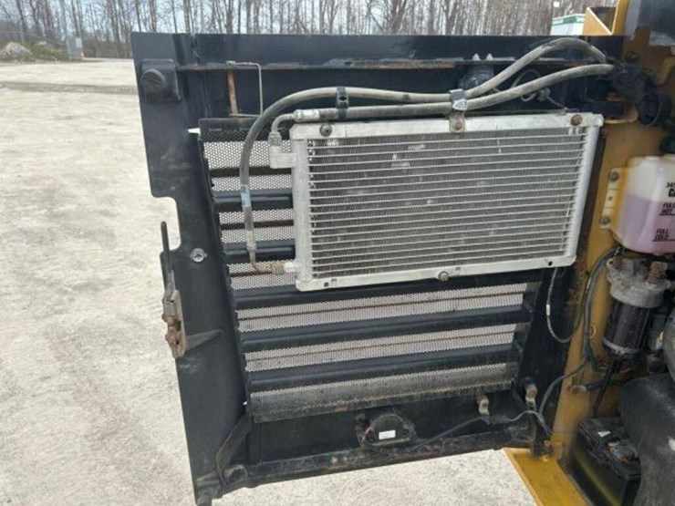 2014-caterpillar-262d-image-28