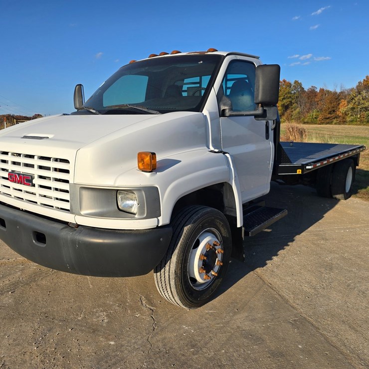 #22388 • 2005 GMC C5500 Flatbed Truck