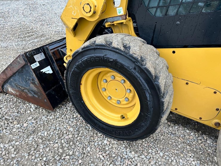 2019-caterpillar-232d-image-17