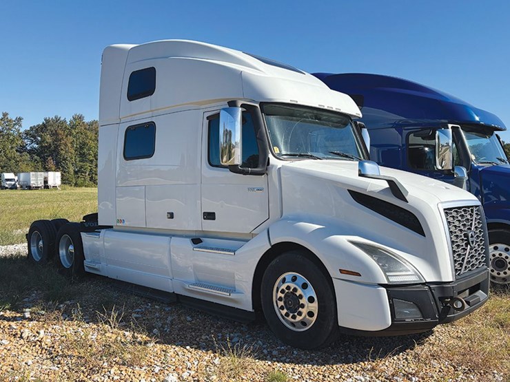 2020-volvo-vnl860-image-1