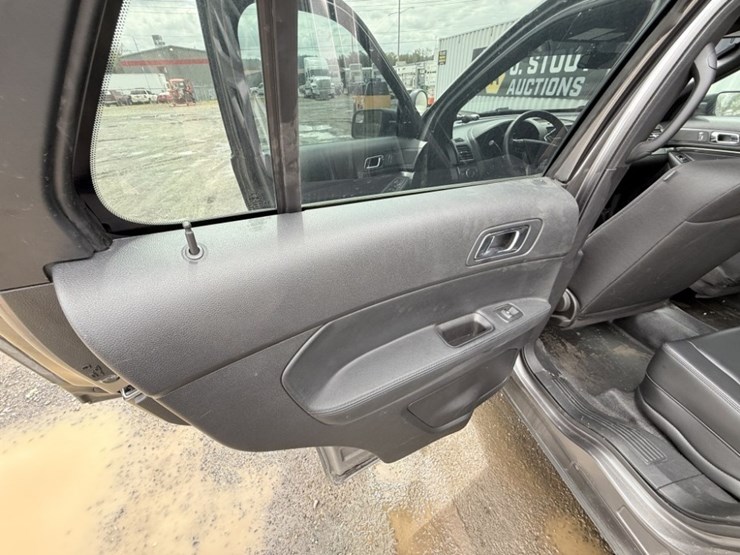 2017-ford-explorer-image-26