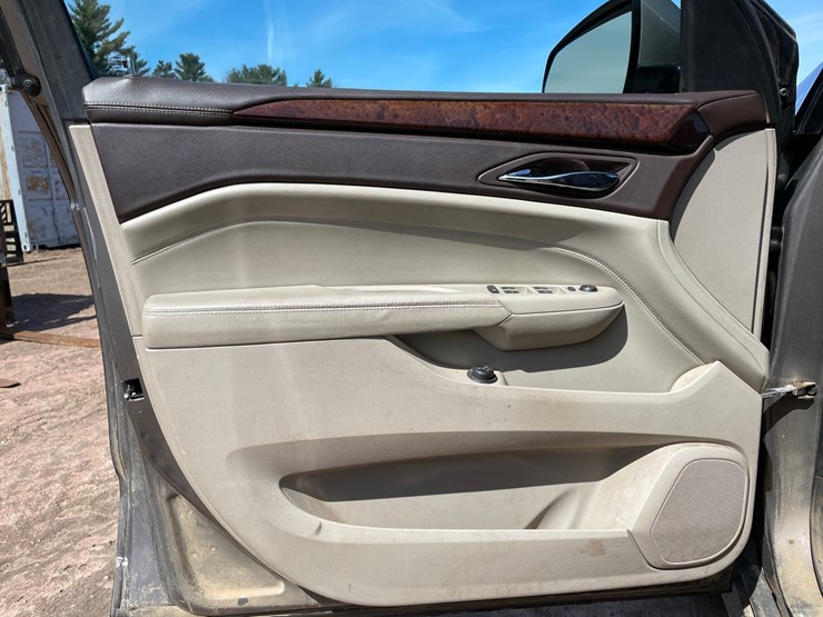 2011-cadillac-srx-image-39