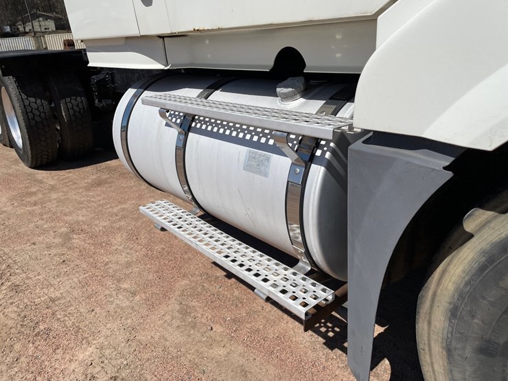 2005-volvo-10-image-19