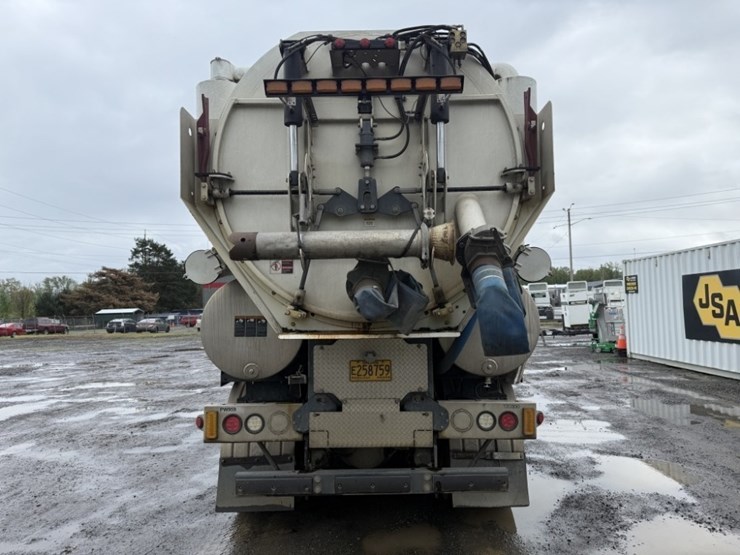 2013-international-7600-image-5