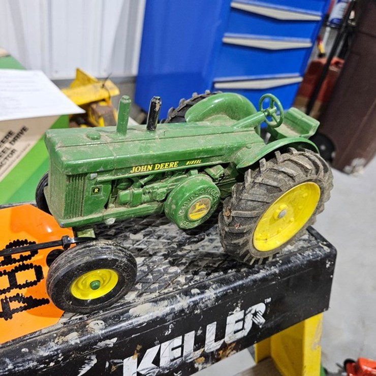 #984 • John Deere Model R 1/16 Die Cast Toy Tractor