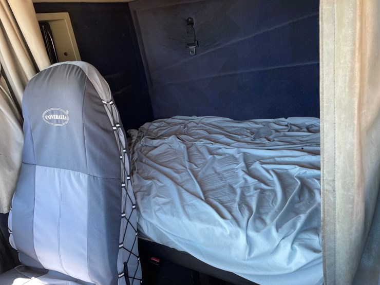 2005-volvo-10-image-33