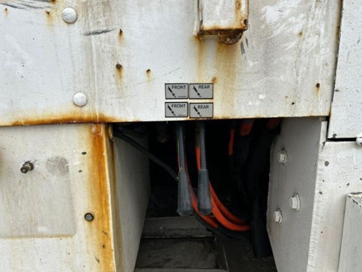 2004-freightliner-fl80-image-47