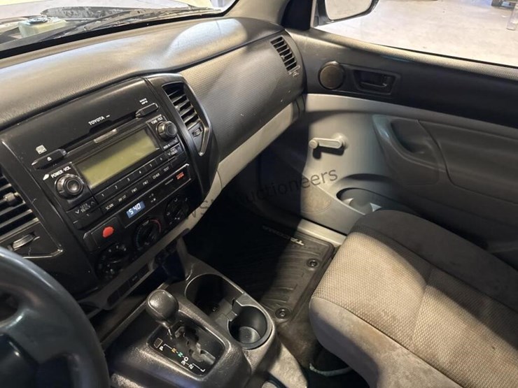 2012-toyota-tacoma-image-23