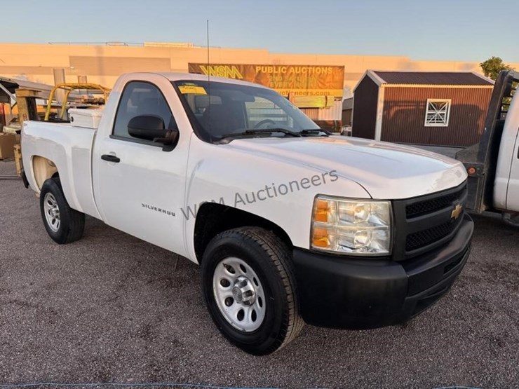 2013-chevrolet-silverado-1500-image-1