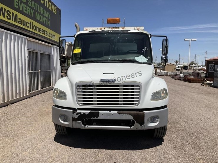 2007-freightliner-m2-106-image-3