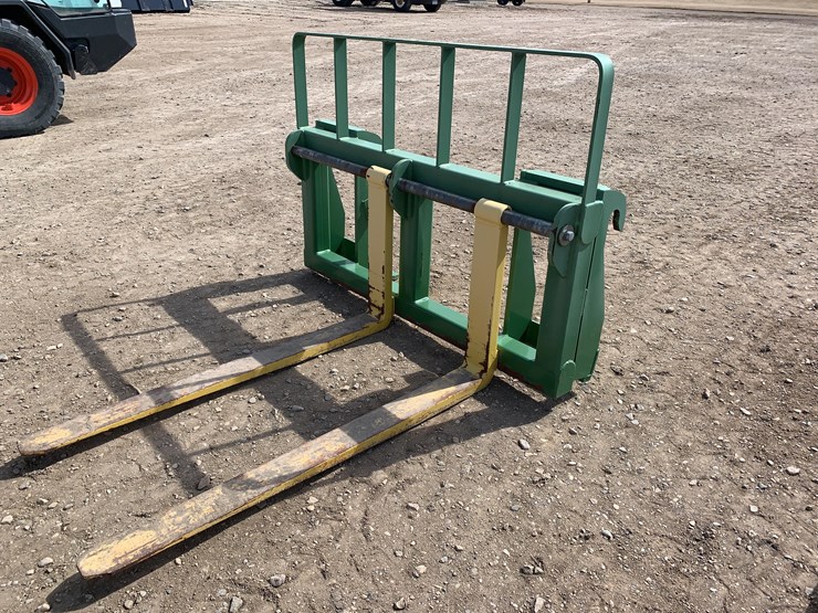 mds-john-deere-pallet-forks-image-1