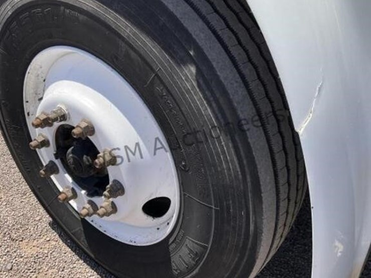 2007-freightliner-m2-106-image-9