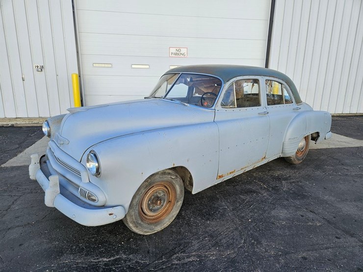 #33-•-1952-chevrolet-styleline-deluxe-sedan-image-1