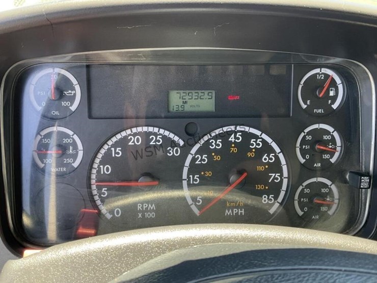 2007-freightliner-m2-106-image-18