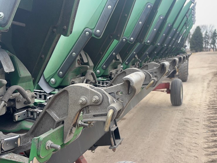 2022-john-deere-c12r-image-11