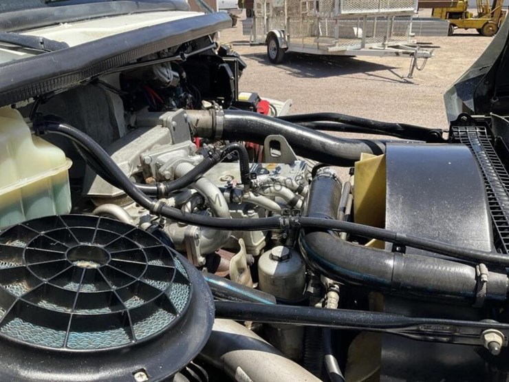 2007-freightliner-m2-106-image-13