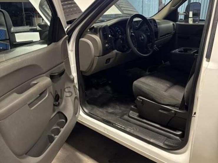 2012-chevrolet-silverado-3500-image-30