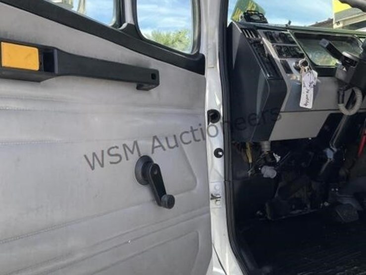 2002-freightliner-fl70-image-23