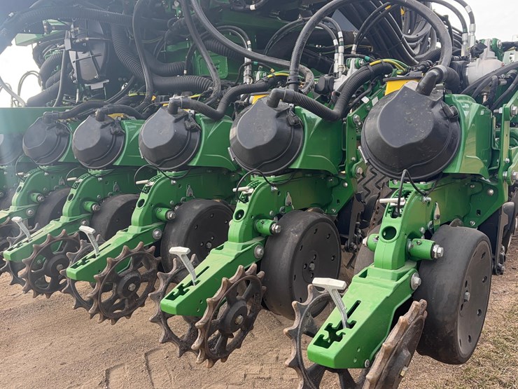 2024-john-deere-db66-image-15