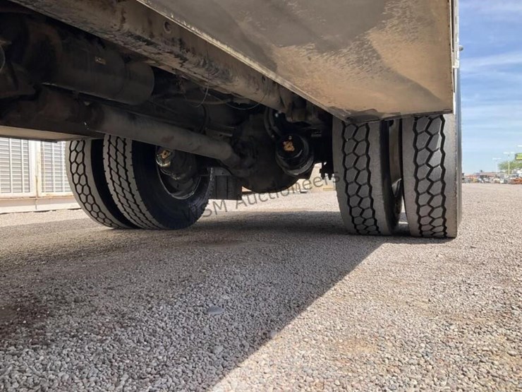 2002-freightliner-fl70-image-25