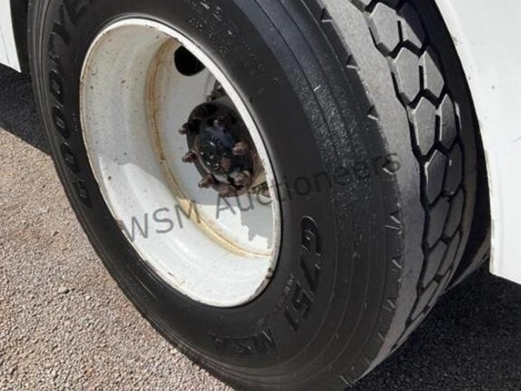 2002-freightliner-fl70-image-11