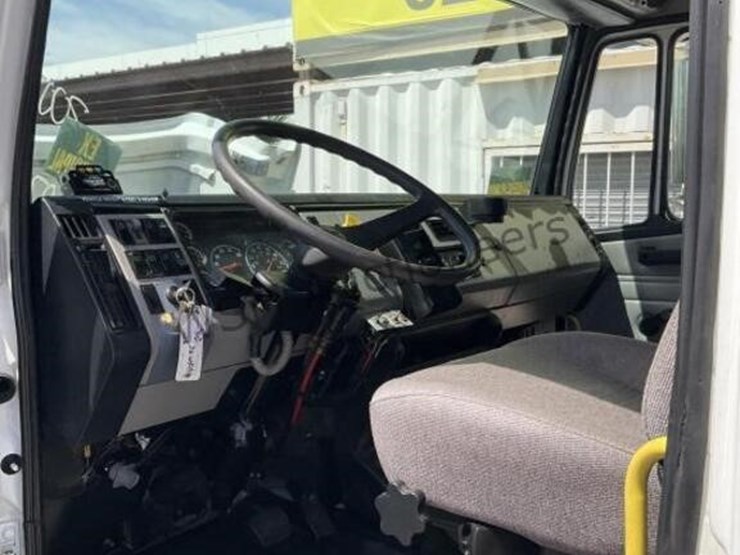 2002-freightliner-fl70-image-22