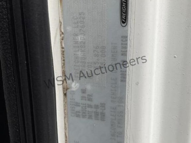 2002-freightliner-fl70-image-15