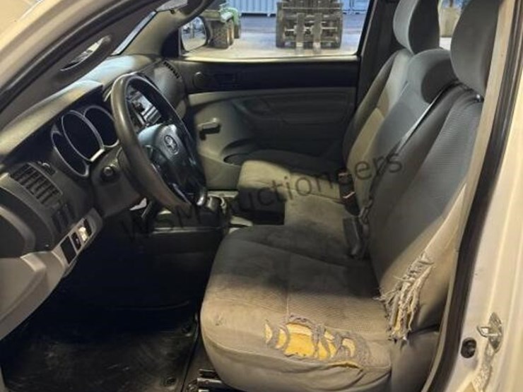 2012-toyota-tacoma-image-26