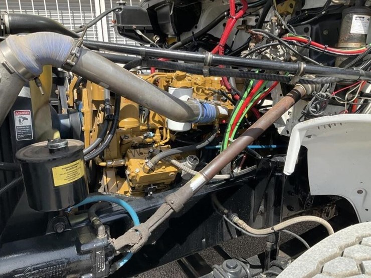 2002-freightliner-fl70-image-12