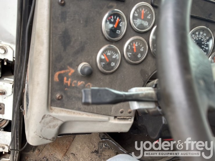 2015-western-star-4700sb-image-34