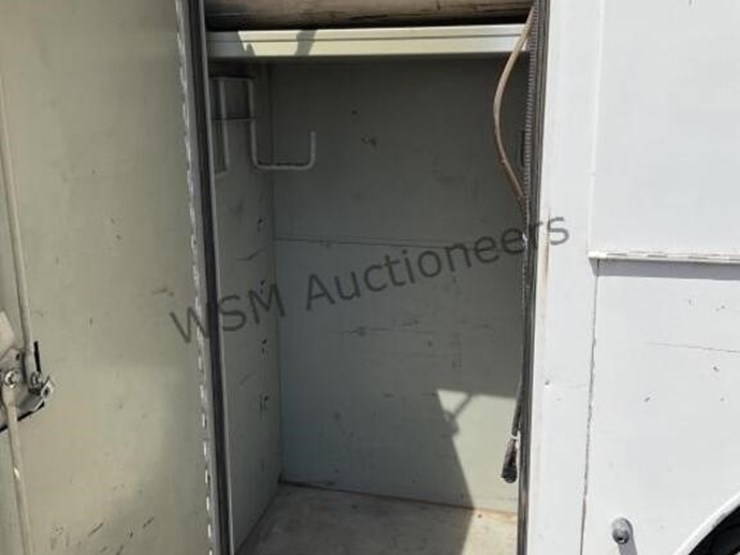 2002-freightliner-fl70-image-9