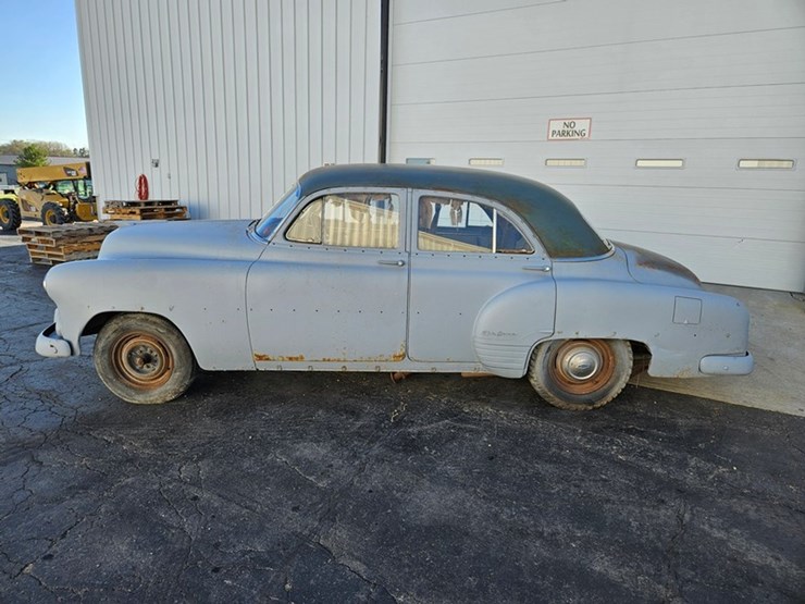 #33-•-1952-chevrolet-styleline-deluxe-sedan-image-2