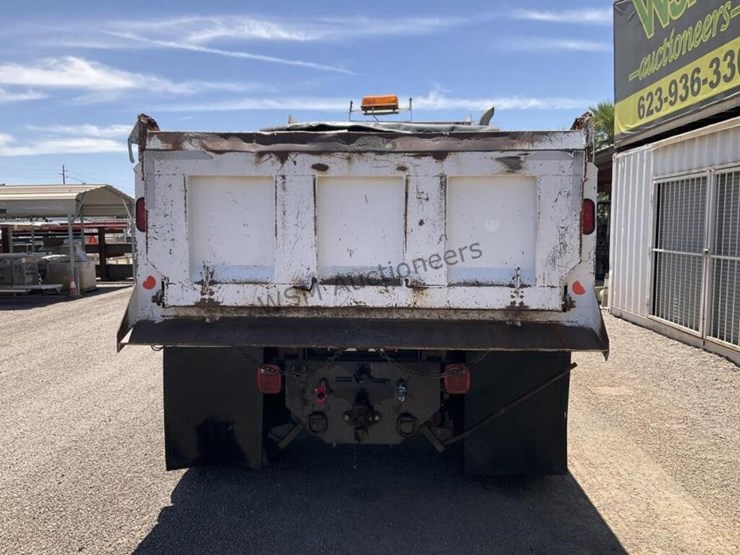 2007-freightliner-m2-106-image-6