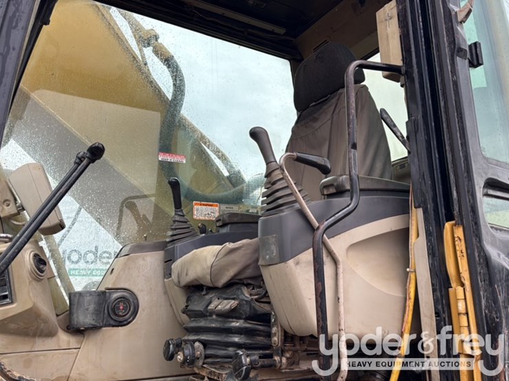 2005-caterpillar-330-image-34