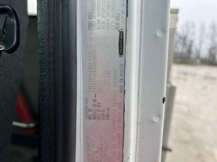 2004-freightliner-fl80-image-11