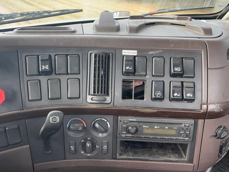 2015-volvo-vnl-semi-image-35