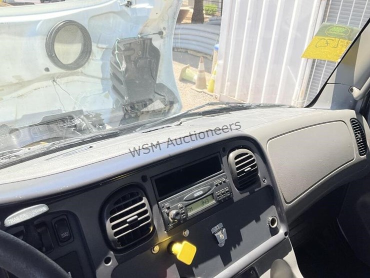 2007-freightliner-m2-106-image-20